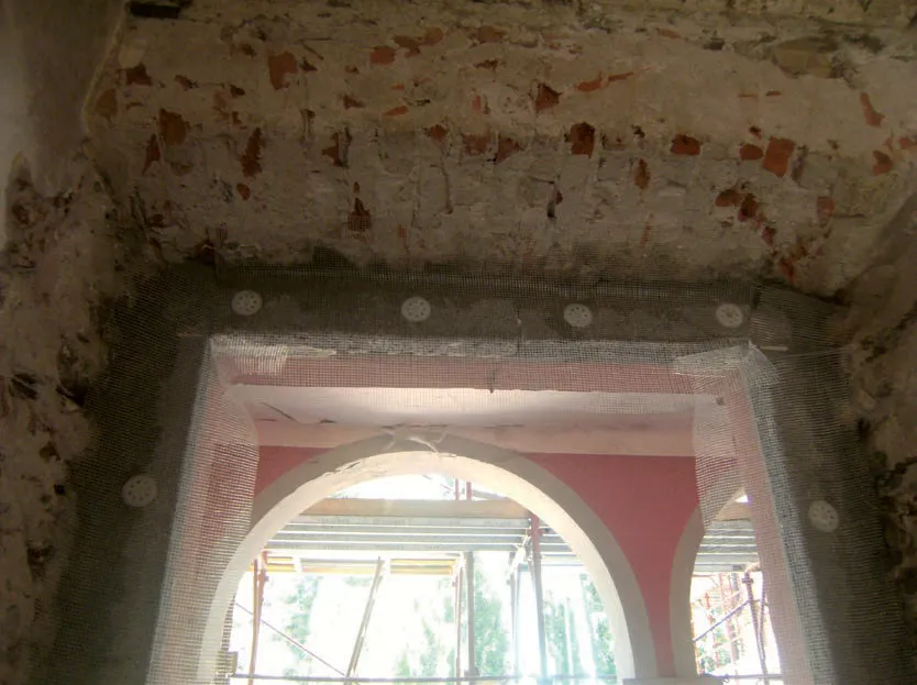 Blocchi SMARTBLOCK attorno a una finestra ad arco a Villa Matilde, Belgirate